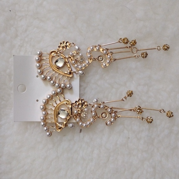 Elegant Gold and Pearl Ear Cuff - Picture 2 of 2